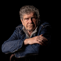 Zdjęcie Lecha Dyblika, który patrzy na wprost, ciemne tło.