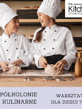 Zdjęcie przedstawia chłopca i dziewczynke, którzy ubrani w strój kucharski patrzą się na siebie i się uśmiechają.