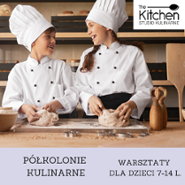 Zdjęcie przedstawia chłopca i dziewczynke, którzy ubrani w strój kucharski patrzą się na siebie i się uśmiechają.