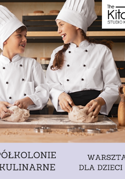 Zdjęcie przedstawia chłopca i dziewczynke, którzy ubrani w strój kucharski patrzą się na siebie i się uśmiechają.