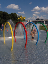 Zdjęcie przedstawia bawiące się dzieci w trakcie półkoloni na basenie.