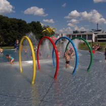 Zdjęcie przedstawia bawiące się dzieci w trakcie półkoloni na basenie.