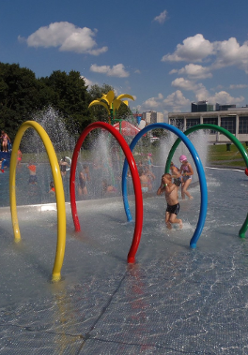 Zdjęcie przedstawia bawiące się dzieci w trakcie półkoloni na basenie.