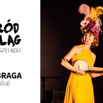 Zdjecie przedstawia Ritę Bragę w żółtej sukience grającą na instrumencie.