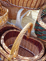 Na zdjęciu znajduje się wiele wiklinowych koszy