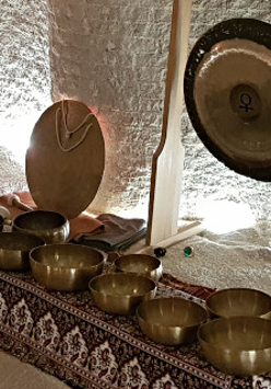 Zdjęcie przedstawia dwa gongi oraz misy.