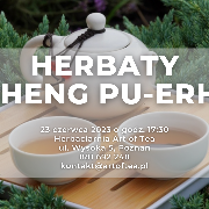 Zdjęcie przedstawia dwie filizanki herbaty oraz imbryk na tacce w plenerze.Na zdjęciu znajdują się informacje opisane w opisie wydarzenia.