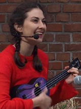 Zdjęcie kobiety grającej na ukulele.