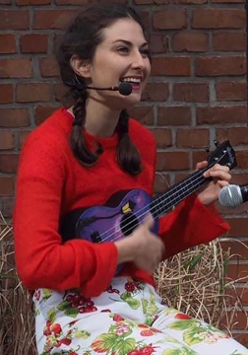 Zdjęcie kobiety grającej na ukulele.