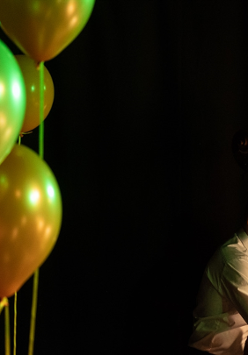 zdjęcie przedstawia po lewej stronie kolorowe balony, w prawym dolnym rogu muzyka grającego na kontrabasie