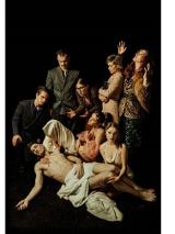 zdjecie przedstawia leżącą postać nagiego mężczyzny przepasanego szatą, kobieta w chuście pochylon trzyma jego głowę na ramieniu, obok niej i za nią postaci mężczyzn i kobiet