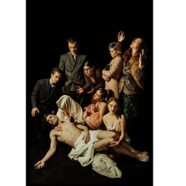 zdjecie przedstawia leżącą postać nagiego mężczyzny przepasanego szatą, kobieta w chuście pochylon trzyma jego głowę na ramieniu, obok niej i za nią postaci mężczyzn i kobiet