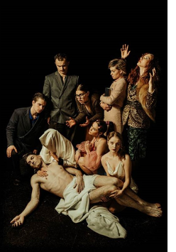 zdjecie przedstawia leżącą postać nagiego mężczyzny przepasanego szatą, kobieta w chuście pochylon trzyma jego głowę na ramieniu, obok niej i za nią postaci mężczyzn i kobiet