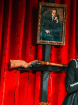 Mężczyzna i kobieta, stojący obok siebie z uniesionymi twarzami ku górze i złożonymi rękami na piersiach.