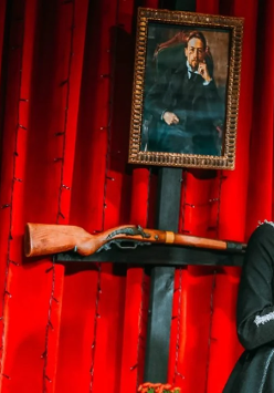 Mężczyzna i kobieta, stojący obok siebie z uniesionymi twarzami ku górze i złożonymi rękami na piersiach.