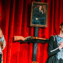 Mężczyzna i kobieta, stojący obok siebie z uniesionymi twarzami ku górze i złożonymi rękami na piersiach.