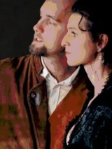 Mężczyzna i kobieta stojący koło siebie, patrzący w bok.