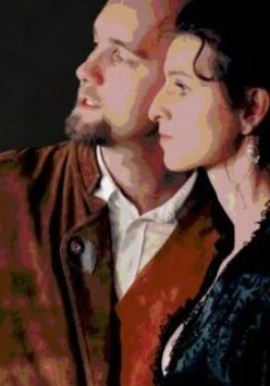 Mężczyzna i kobieta stojący koło siebie, patrzący w bok.