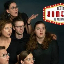 Sześć osób w grupie, obok siebie, wyglądające na zdziwione, patrzące w bok. W górnym, prawym rogu logo Teatru Komedia w Poznaniu.