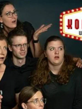 Sześć osób w grupie, obok siebie, wyglądające na zdziwione, patrzące w bok. W górnym, prawym rogu logo Teatru Komedia w Poznaniu.