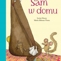 Okładka książki pod tytułem "Sam w domu". Na ilustracji widać duże, brązowe stworzenie z chusteczką w dłoni, obok którego stoi szara mysz i mały pluszak. Tło jasne, żółte, z lewej strony znajduje się niebieski pasek.