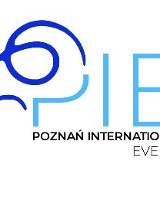 Logo Poznań International Events na białym tle. Logo przypomina głowę psa, obok skrót "PIE" w kolorze niebieskim.