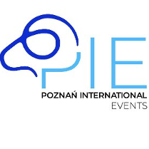 Logo Poznań International Events na białym tle. Logo przypomina głowę psa, obok skrót "PIE" w kolorze niebieskim.