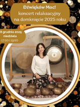 Kobieta w średnim wieku z czarnymi włosami. Ubrana w biały długi rękaw i wzorzyste spodnie. Siedzi na podłodze pokrytej dywanami. Za nią wiszą 2 gongi. Przed nią leży kilka mis. Wokół zdjęcia białe i złote kółka rozmyte w stylu bokeh.