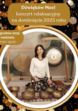 Kobieta w średnim wieku z czarnymi włosami. Ubrana w biały długi rękaw i wzorzyste spodnie. Siedzi na podłodze pokrytej dywanami. Za nią wiszą 2 gongi. Przed nią leży kilka mis. Wokół zdjęcia białe i złote kółka rozmyte w stylu bokeh.