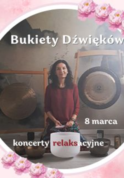 Okrągłe zdjęcie w różowej ramce ozdobionej motywem piwonii. Zdjęcie przedstawia kobietę siedzącą na podłodze w otoczeniu instrumentów terapeutycznych: dużych gongów na drewnianych stelażach oraz mis.