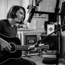 Żenia Kuczmejno gra na gitarze