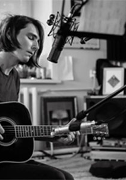 Żenia Kuczmejno gra na gitarze