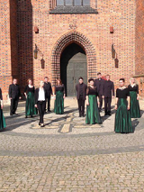 zespół na tle kościoła