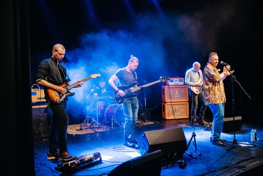 Zespół podczas klubowego koncertu na scenie.