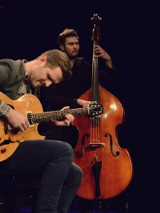 zespół z instrumentami