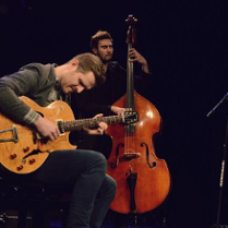 zespół z instrumentami