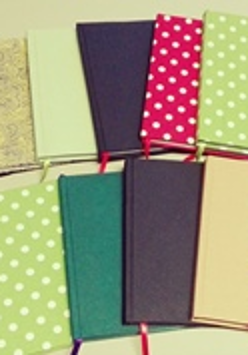 zestaw kolorowych notesów