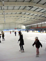 Dzieci na lodowisku.