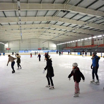 Dzieci na lodowisku.