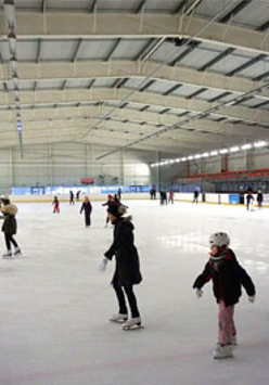 Dzieci na lodowisku.