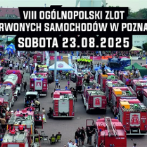 Informacje o zlocie czerwonych samochodów, liczne wozy strazackie zaparkowane na placu.