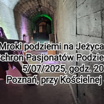 Wnętrze betonowego korytarzu w schronie, informacje o zwiedzaniu schronu, pod ścianą manekin kobiety na Ławce.