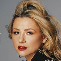 Photo of the artist.