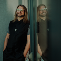 Photo of smiling Leszek Możdżer.