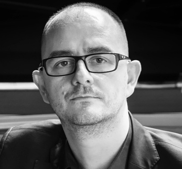 Black and white photo of the pianist Michał Francuz