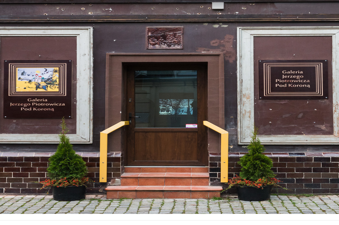 The entrance of the Gallery: door, stairs and windows in the middle of the picture