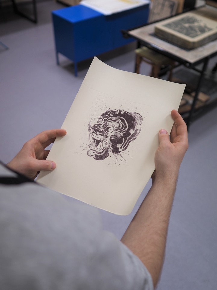 The photo shows the hands of a studio participant, holding black and white graphics.