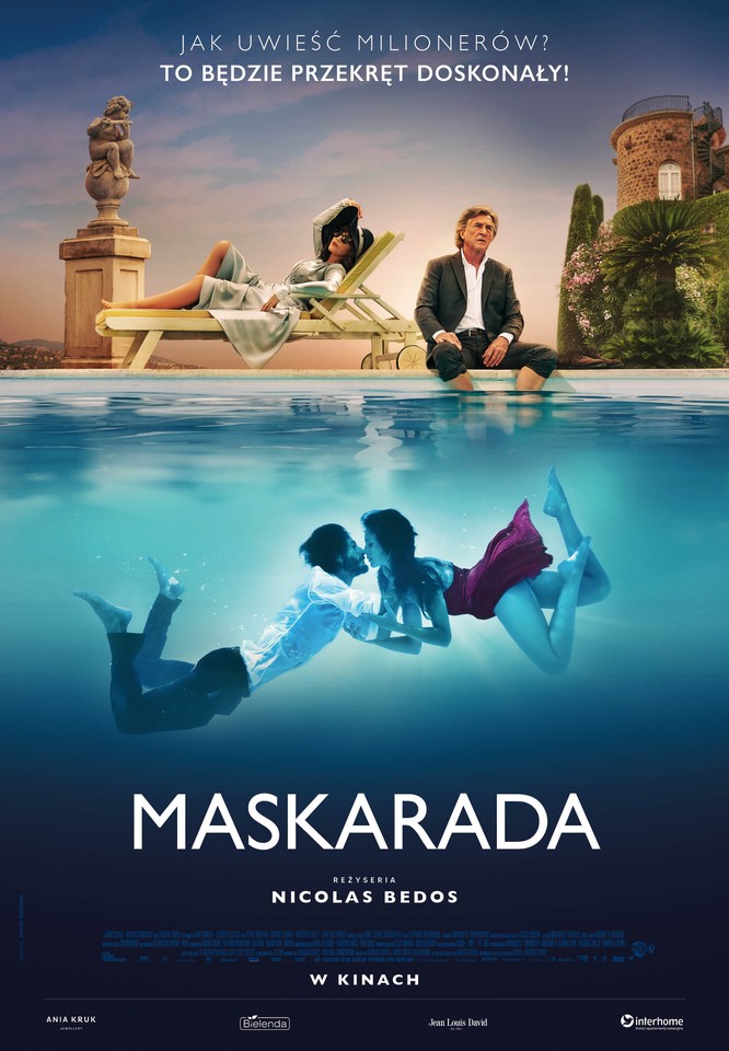 Film poster: a man and a women opposite each other and touching in a pool under the water. In the background a man sitting on the edge of the pool and a woman laying on a sun-chair.
