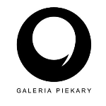 A black circle with a white apostrophe inside. The name of the gallery under the circle. White background