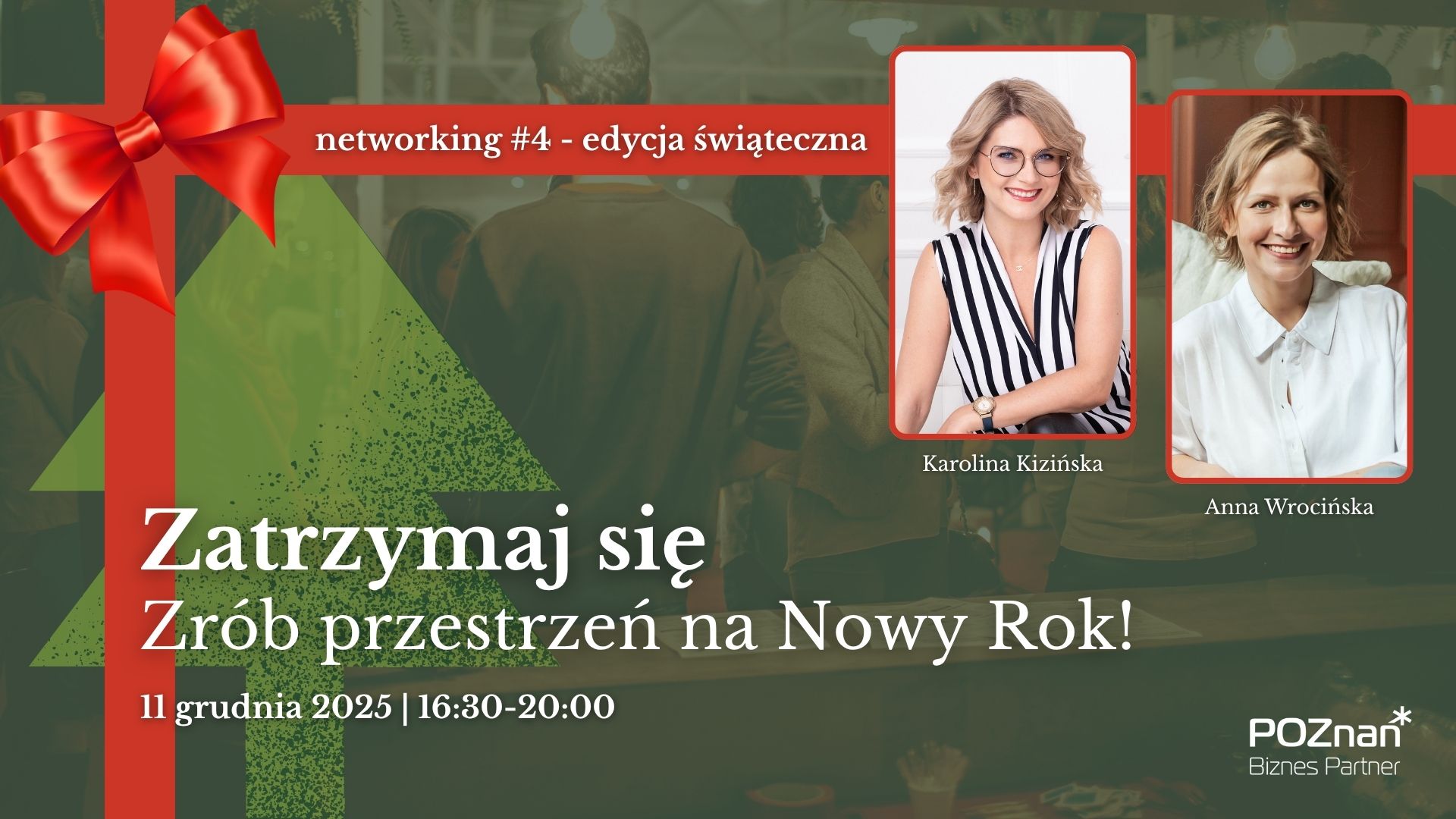 Grafika na #4 networking - edycja świąteczna. Zatrzymaj się. Zrób przestrzeń na Nowy Rok. W tle ludzie rozmawiają. Na grafice jest też zieloma choinka i czerwona kokarda